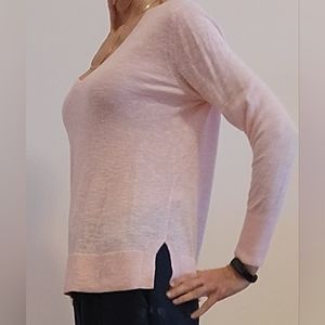 Banana Repubic women's peach, v-neck, long sleeve sweater. Size S
